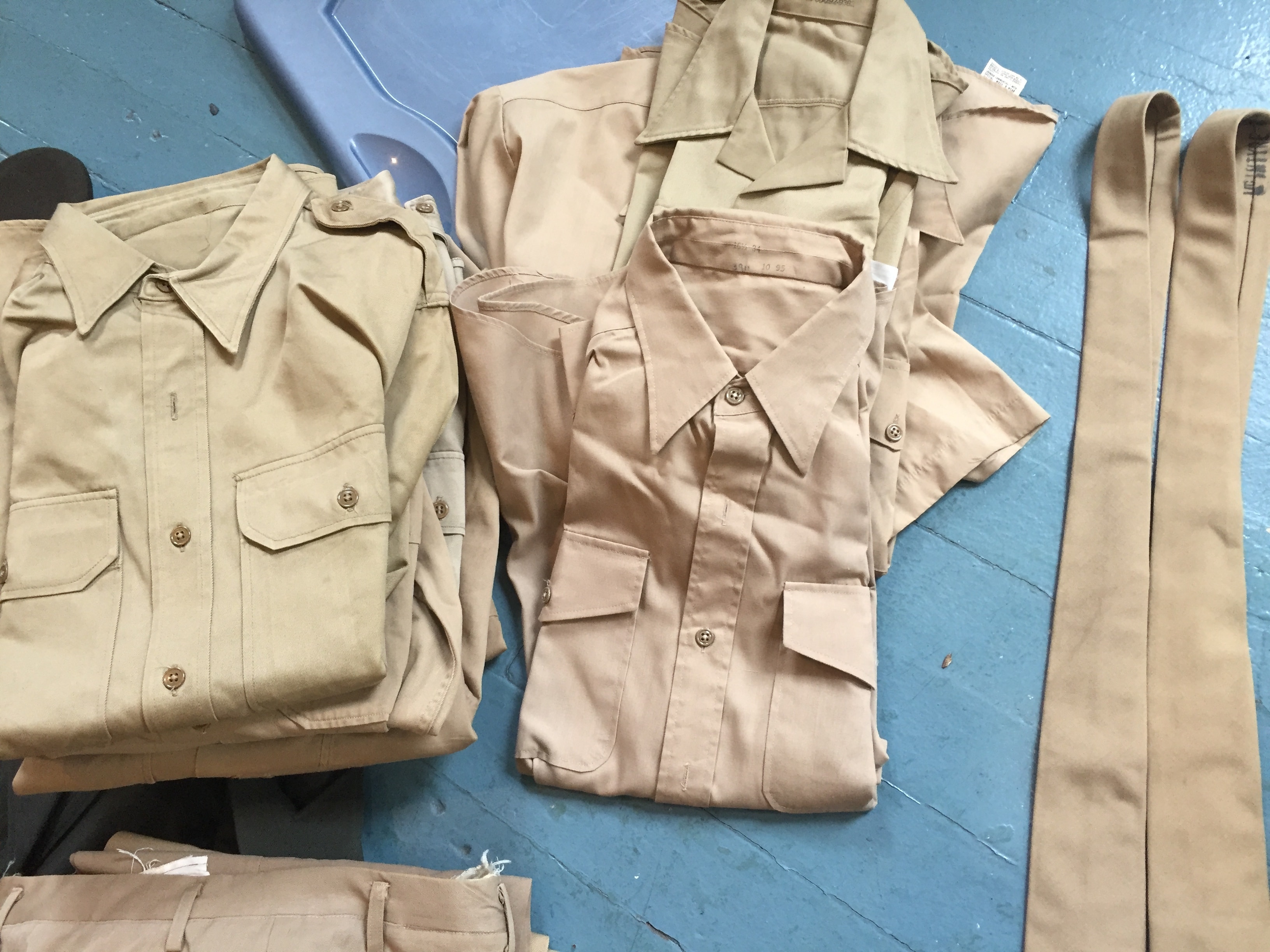 Army tan khaki long-sleeve and short-sleeve shirts with matching tie, multiple sizes